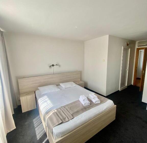 스탠다드 스튜디오 킹침대, Doina