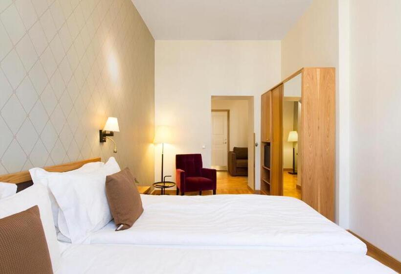 חדר משפחתי, Elite Hotel Adlon