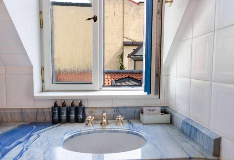 חדר בסיסי, Mj's