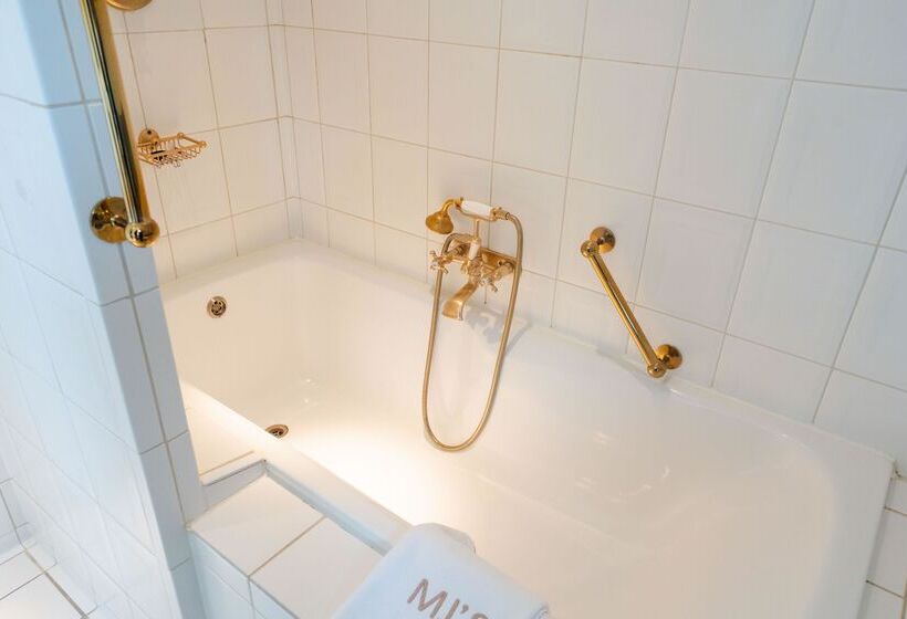 חדר סטנדרט, Mj's