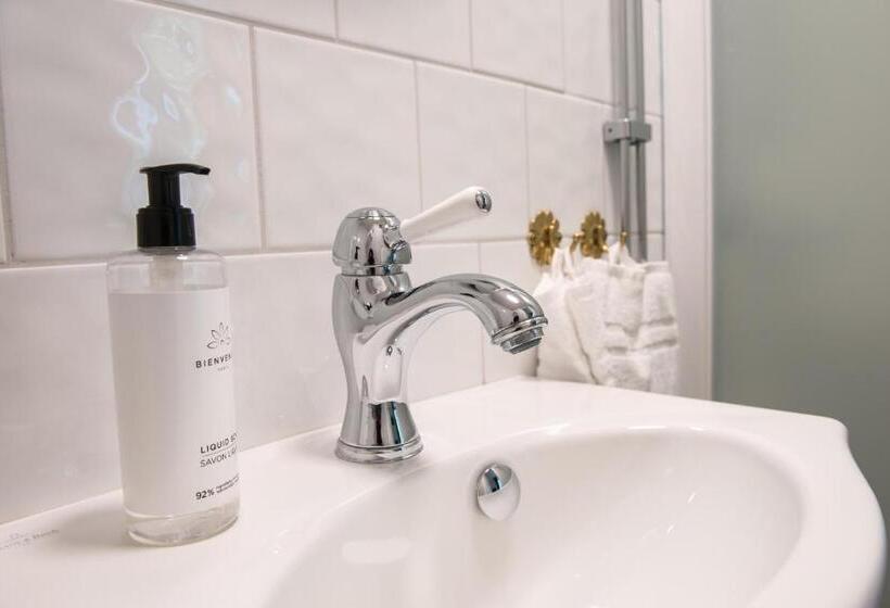 חדר בסיסי, Slottshotellet