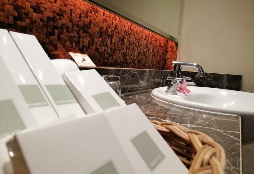 بانگلوی استاندارد, Palau Pacific Resort