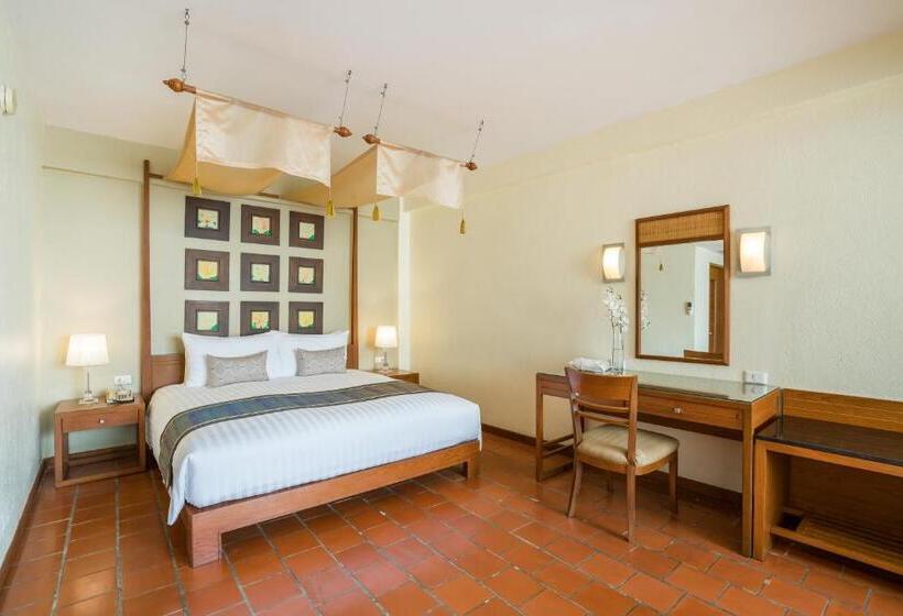 سوییت, Cosy Beach Hotel   Sha Extra Plus