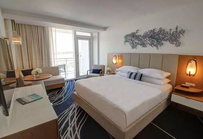 キングサイズベッドのデラックスルーム, Pullman Phuket Karon Beach Resort