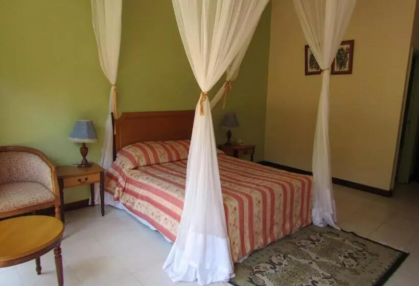 Habitación Estándar, Equator