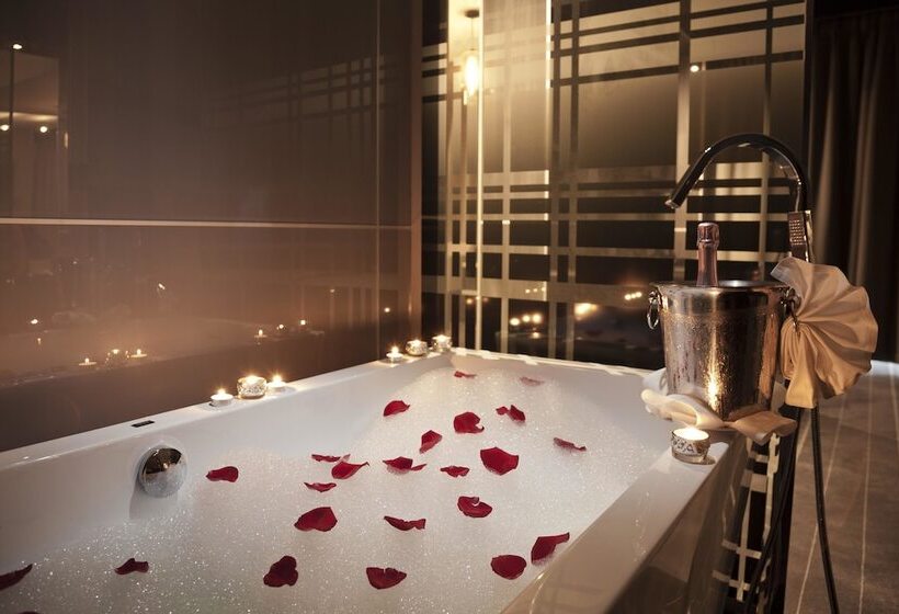 جناح جونيور, The Maslow Hotel, Sandton