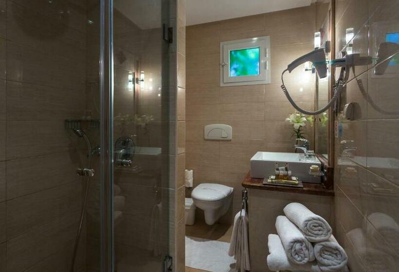 חדר סטנדרט לשלושה, The Sindbad