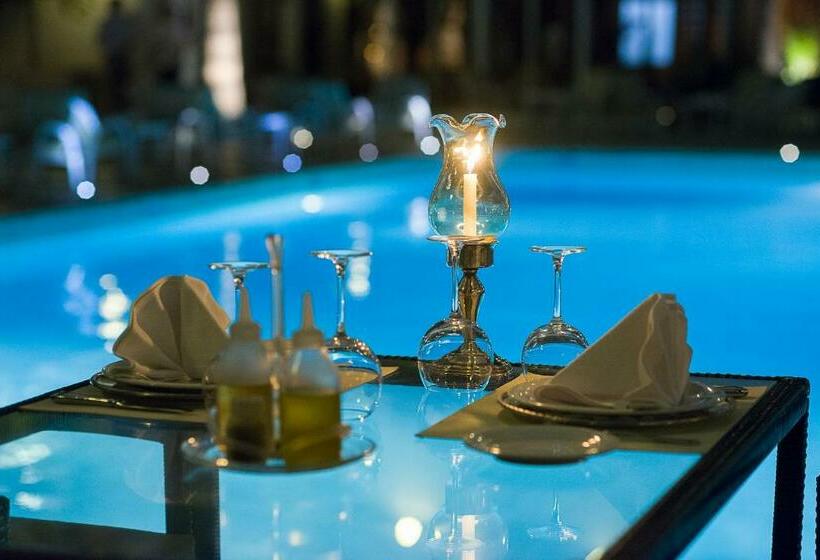 חדר יחיד נוף לגינה, The Sindbad