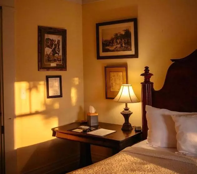 キングサイズベッドのスタンダードルーム, Anchuca Historic Mansion & Inn