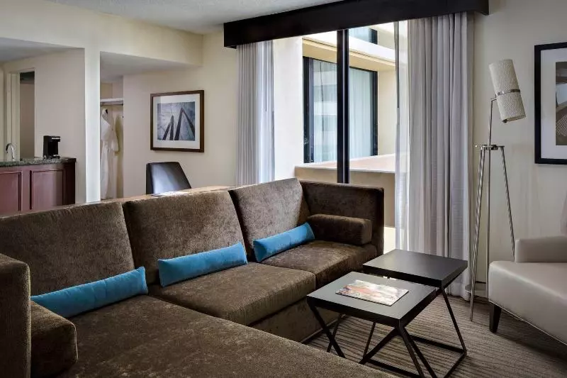 سوئیت با تخت بزرگ, Houston Marriott Westchase