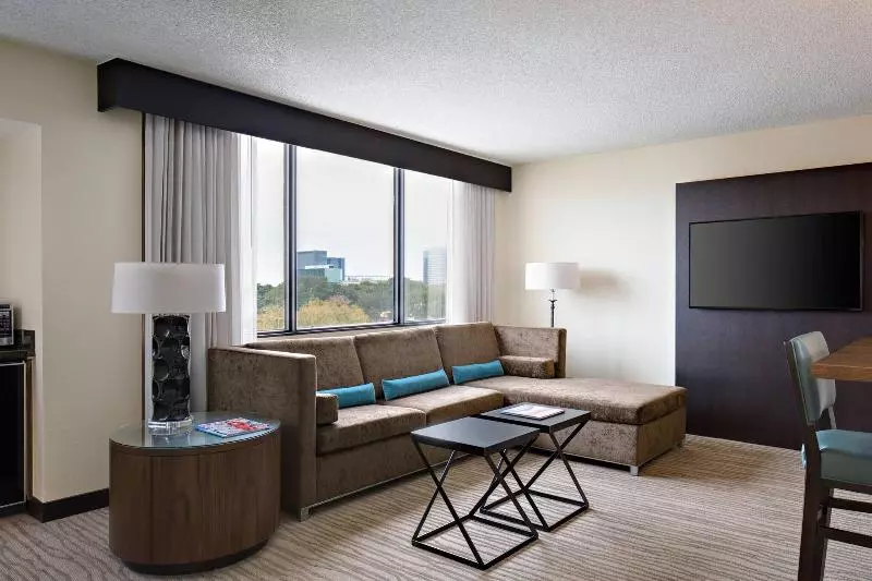 سوئیت با تخت بزرگ, Houston Marriott Westchase