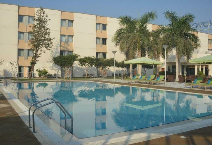 اتاق سوپریور با چشمانداز استخر, Novotel Cairo Airport