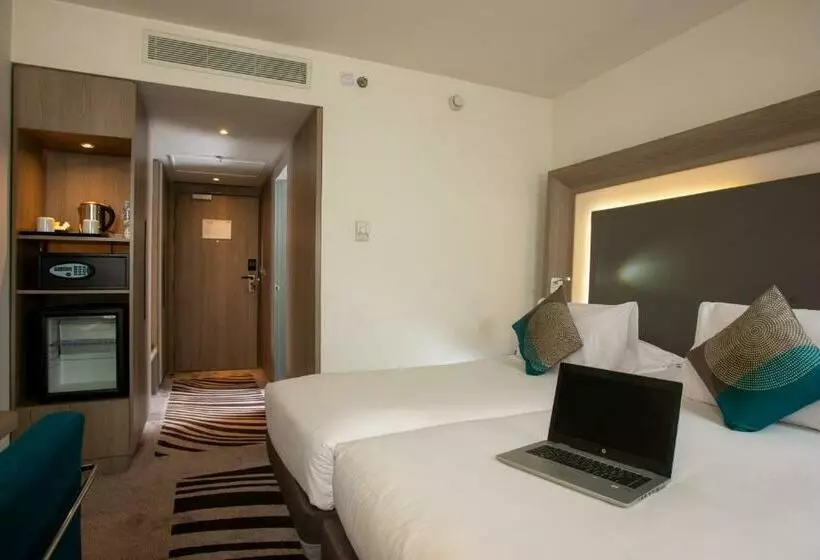 اتاق سوپریور با چشمانداز استخر, Novotel Cairo Airport