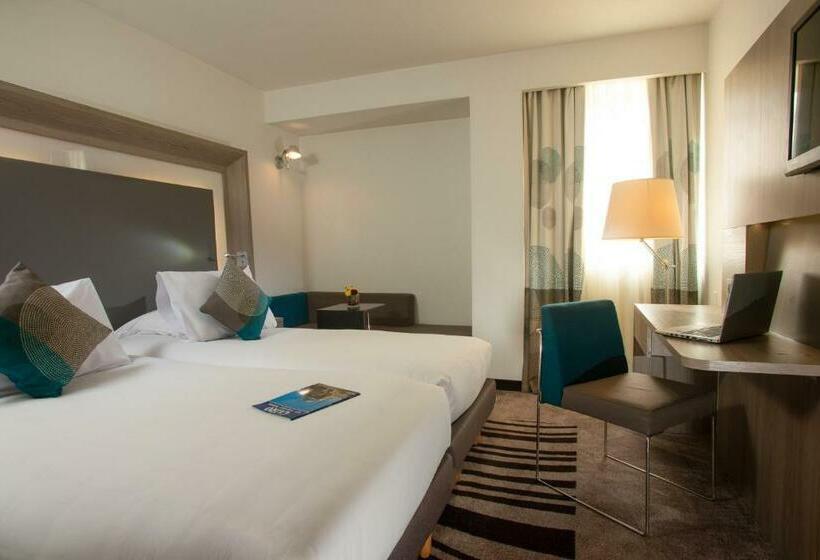 수피리어 룸 풀장 전망, Novotel Cairo Airport