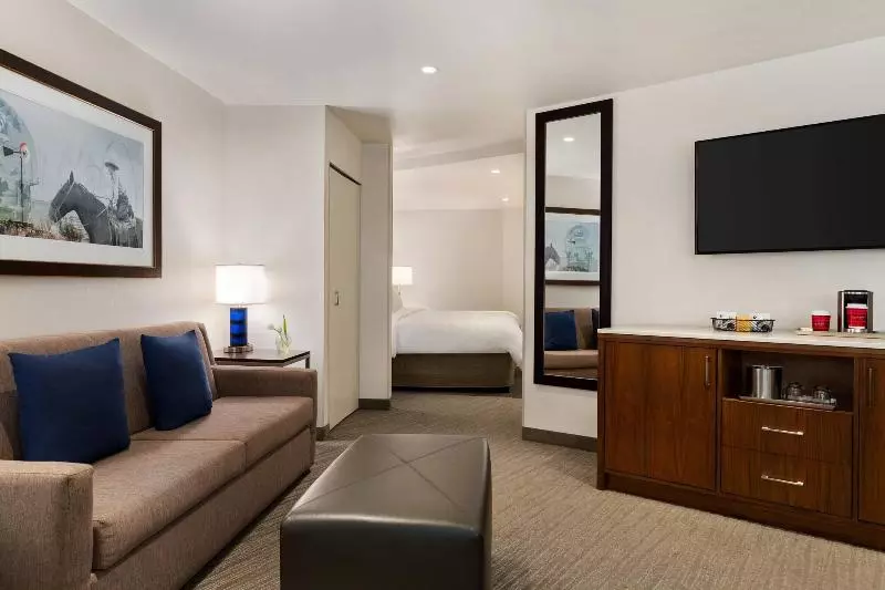 キングサイズベッドのスイートルーム, Delta Hotels By Marriott Helena Colonial