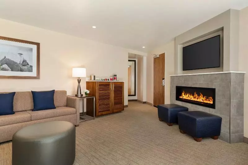 キングサイズベッドのスイートルーム, Delta Hotels By Marriott Helena Colonial
