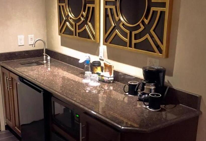 キングサイズベッドのスイートルーム, Eden Resort And Suites, Bw Premier Collection