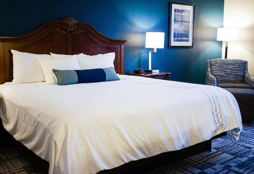 חדר סטנדרט עם מיטת קינג, Best Western Plus Dubuque Hotel And Conference Center