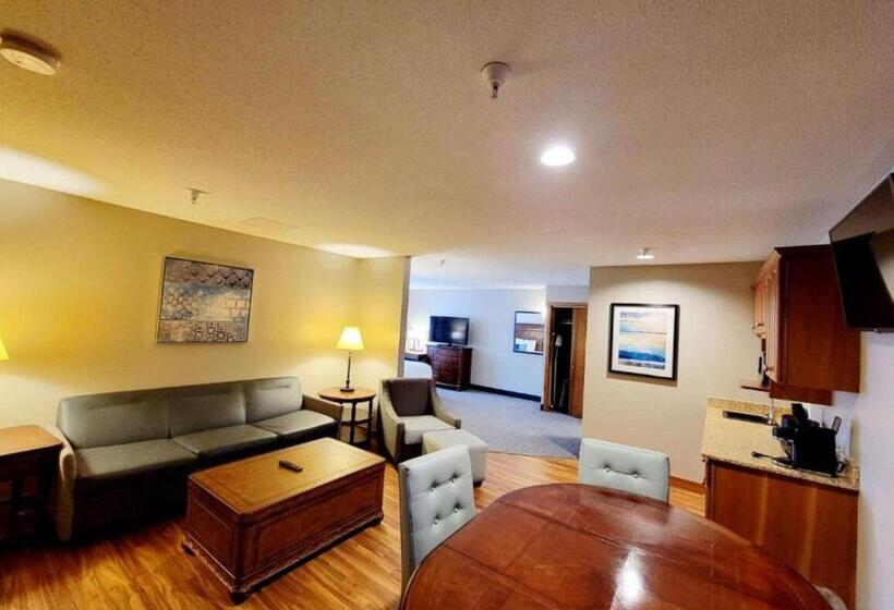מיטת קינג בסוויטה, Best Western Plus Dubuque Hotel And Conference Center