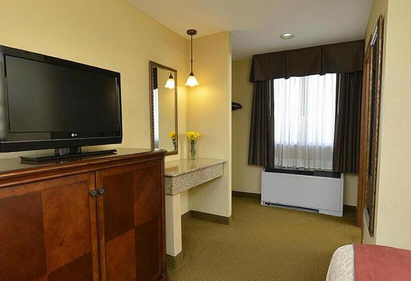 חדר סטנדרט עם מטבח, Best Western Plus Dubuque Hotel And Conference Center
