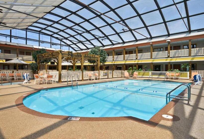 חדר סטנדרט נוף לבריכה, Best Western Plus Dubuque Hotel And Conference Center