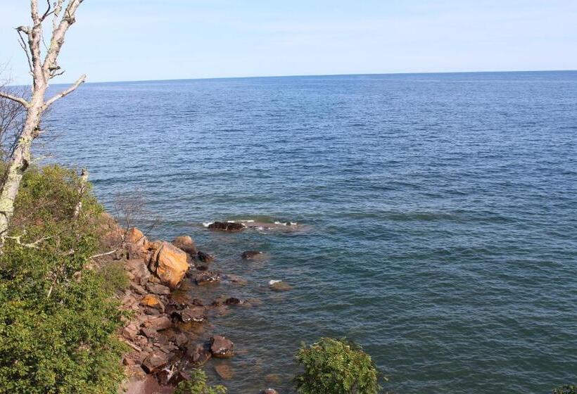 Стандартный Номер Кровать Кинг, Cliff Dweller On Lake Superior