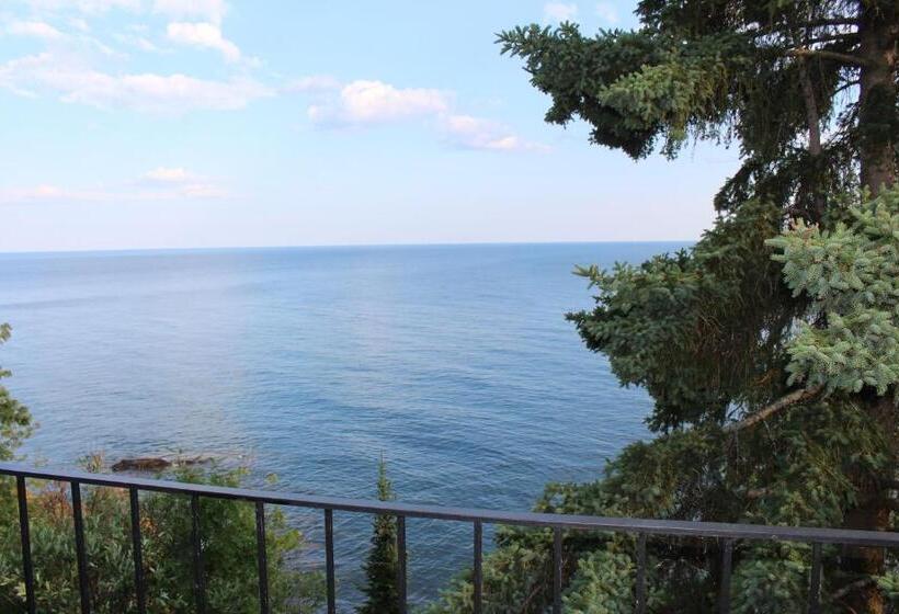 Номер Стандарт 2 Двуспальные Кровати, Cliff Dweller On Lake Superior