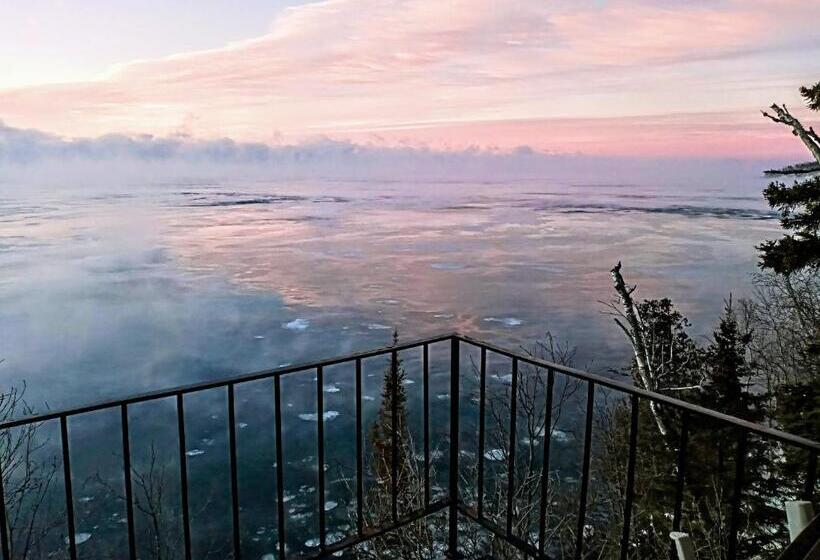 身障者適用キングサイズベッドルーム, Cliff Dweller On Lake Superior