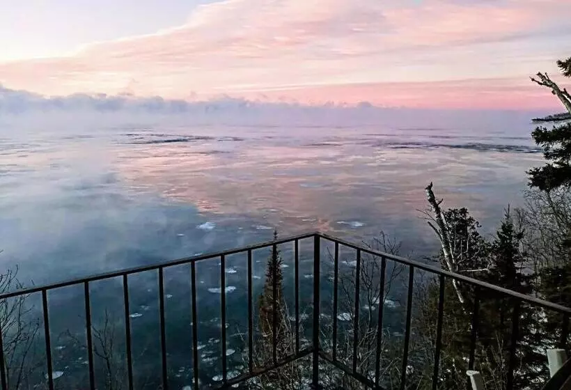 Standard-invahuone King-vuode, Cliff Dweller On Lake Superior