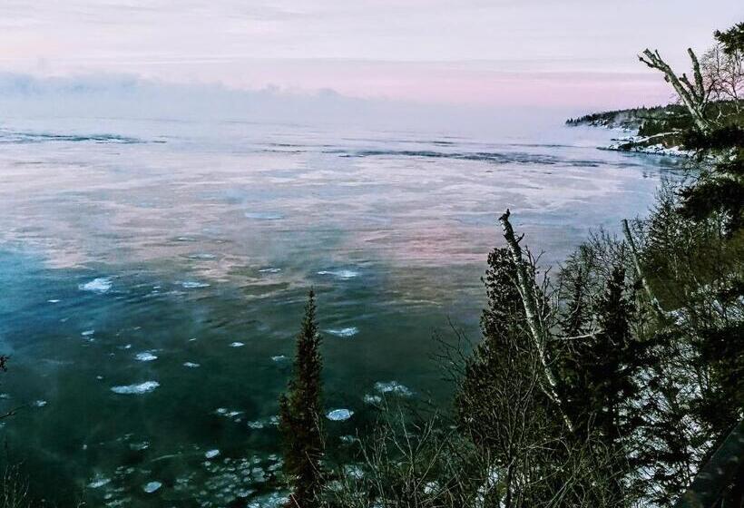 身障者適用キングサイズベッドルーム, Cliff Dweller On Lake Superior