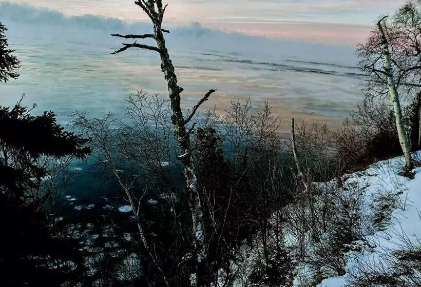 Standard-invahuone King-vuode, Cliff Dweller On Lake Superior