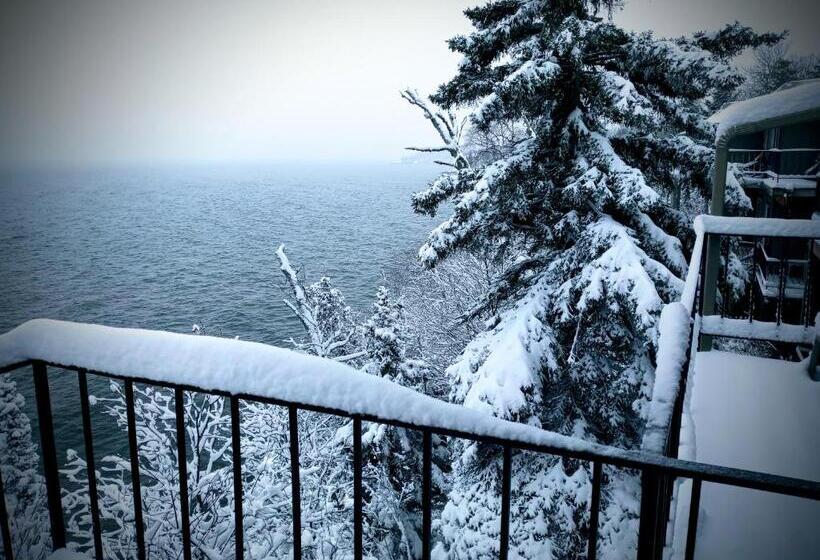身障者適用キングサイズベッドルーム, Cliff Dweller On Lake Superior