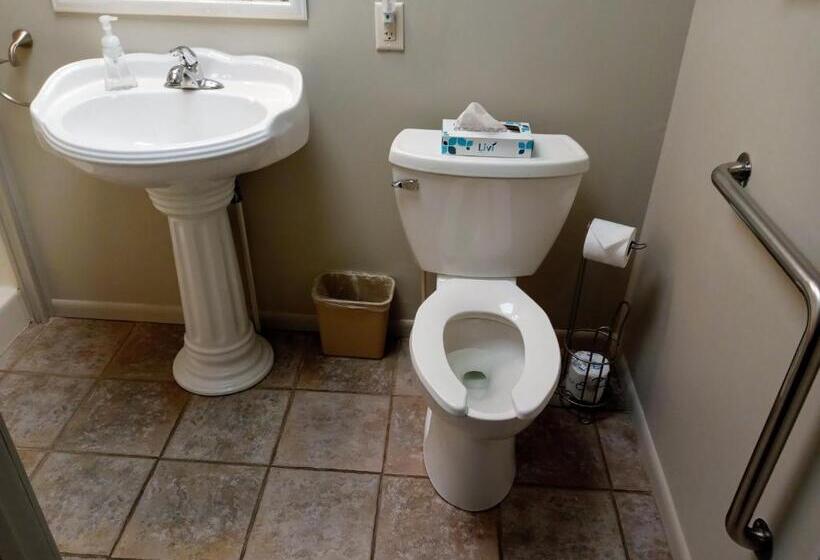 身障者適用キングサイズベッドルーム, Cliff Dweller On Lake Superior