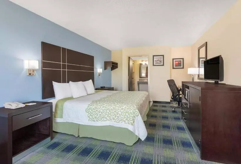 身障者適用キングサイズベッドルーム, Days Inn By Wyndham Newberry South Carolina