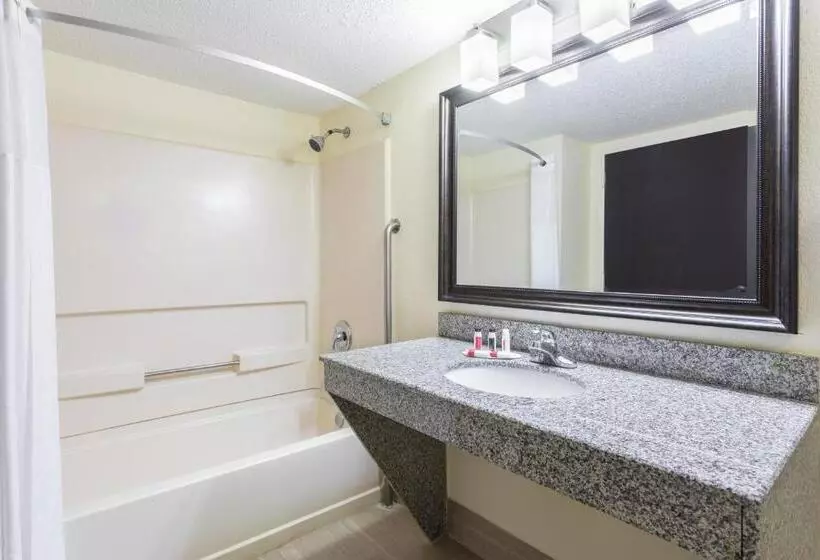 身障者適用キングサイズベッドルーム, Days Inn By Wyndham Newberry South Carolina