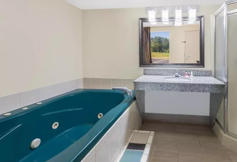 キングサイズベッドのデラックススイート, Days Inn By Wyndham Newberry South Carolina