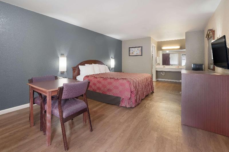 غرفة قياسية سرير كينج, Econo Lodge