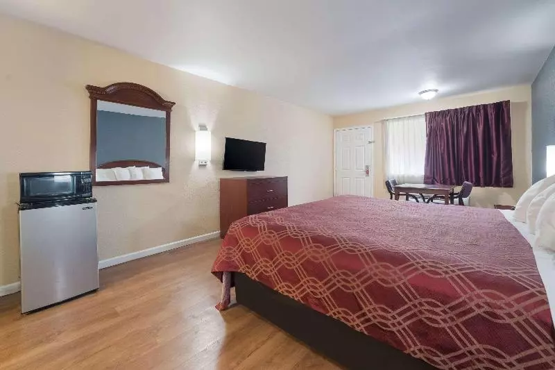 キングサイズベッドのスタンダードルーム, Econo Lodge
