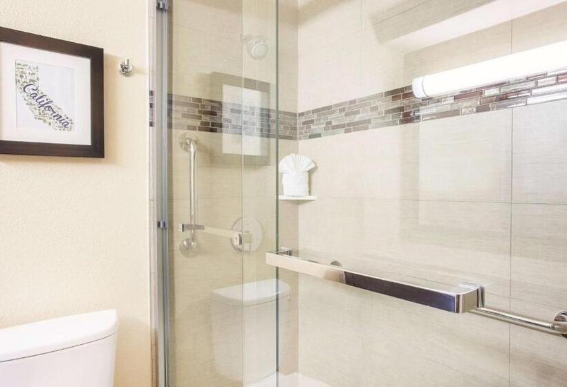 Chambre Standard Lit King Size Adaptée aux Personnes à Mobilité Réduite, La Quinta Inn By Wyndham Berkeley