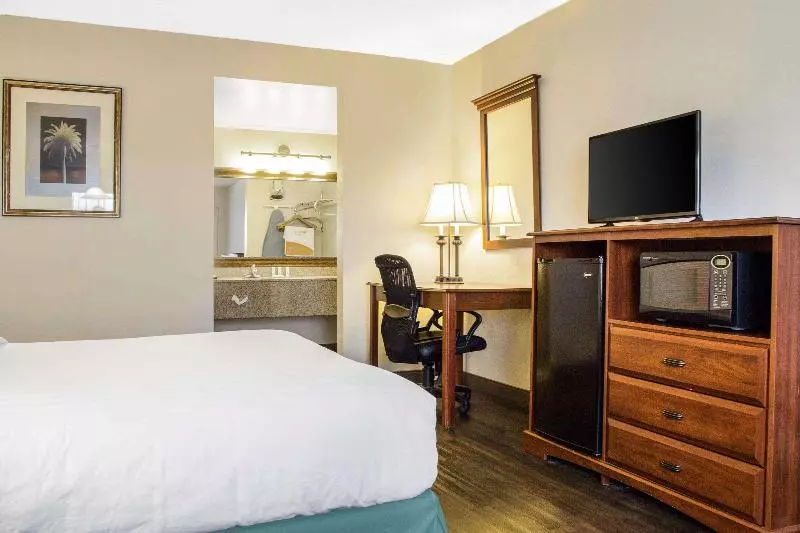 キングサイズベッドのスタンダードルーム, Quality Inn Benson I10 Exit 304