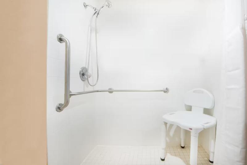 غرفة قياسية سرير كينج لذوى الإحتياجات الخاصة, Travelodge By Wyndham Enid