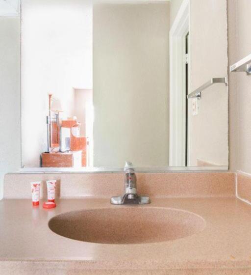 غرفة قياسية سرير كينج, OYO Hotel Mustang Silverspring FL