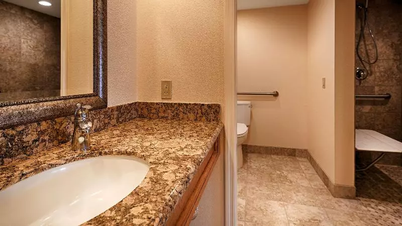 キングサイズベッドのスイートルーム, Best Western Plus A Wayfarer S Inn & Suites