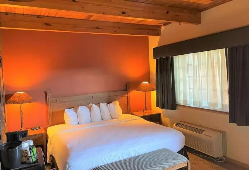 キングサイズベッドのスタンダードルーム, Crossroads Hotel And Event Center