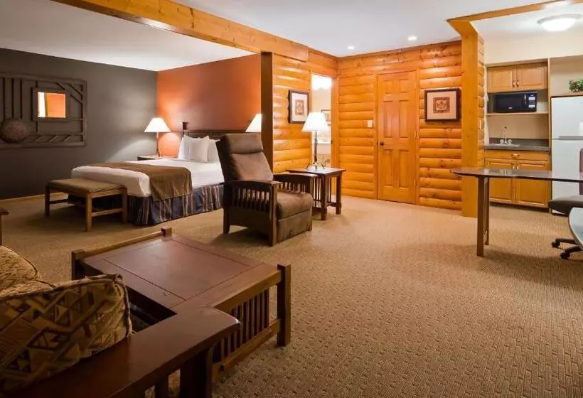 キングサイズベッドのスイートルーム, Crossroads Hotel And Event Center