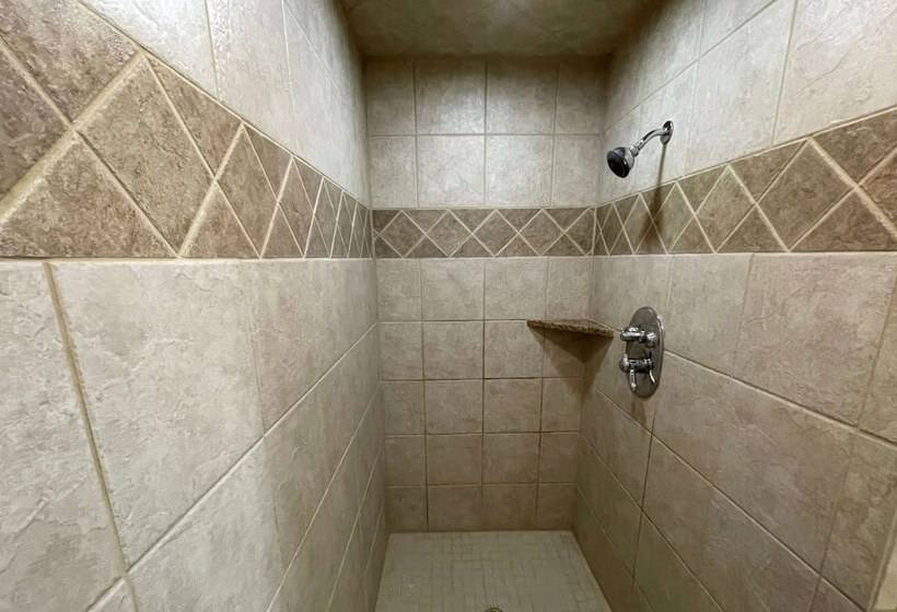 جناح, Crossroads Hotel And Event Center