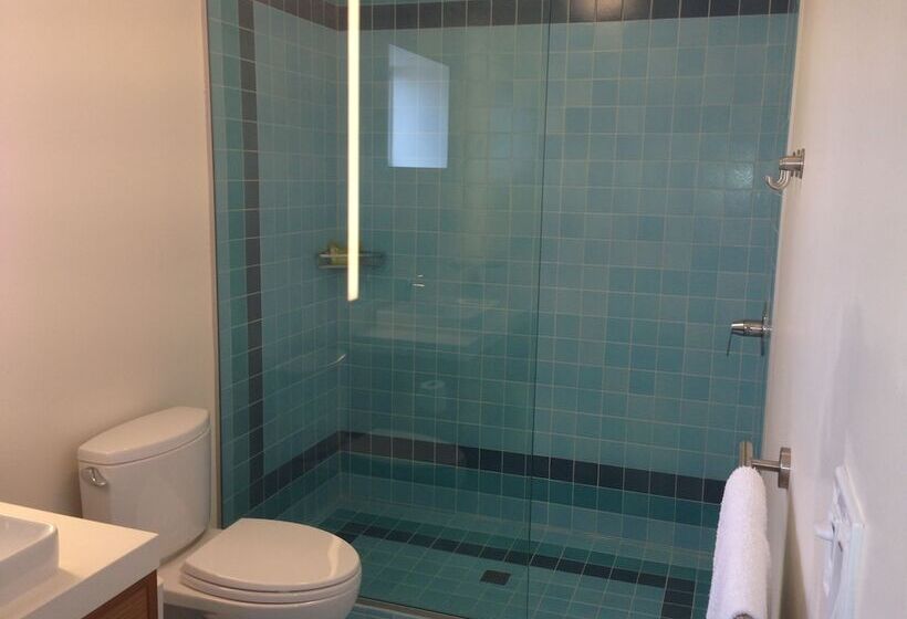 标准间, Beverly Laurel