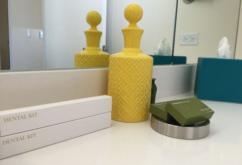 标准间, Beverly Laurel