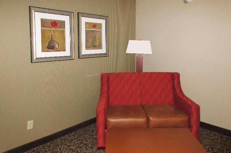 Люкс Кровать Кинг, Clarion Inn & Suites   University Area
