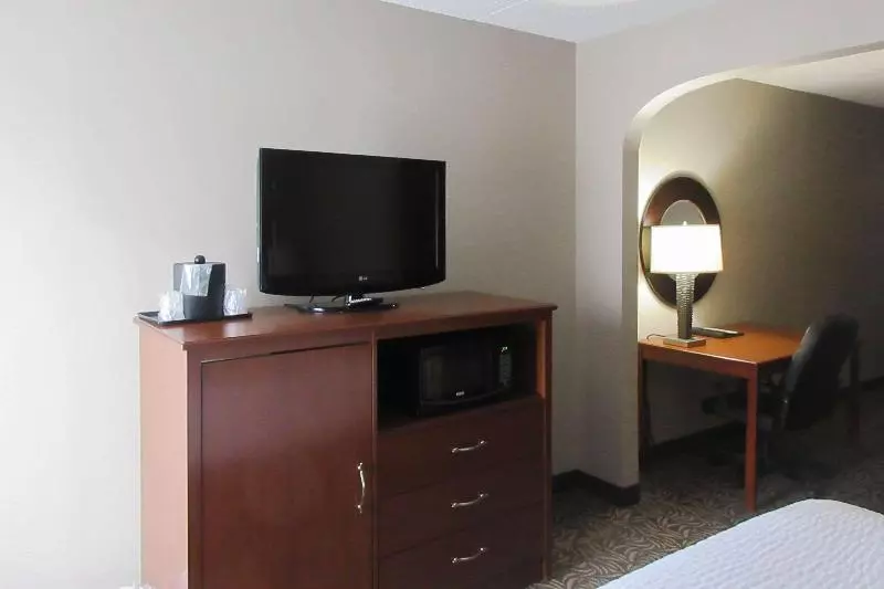 キングサイズベッドのスイートルーム, Clarion Inn & Suites   University Area